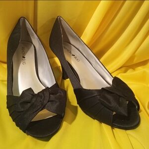 FASHION BUG SATIN BOW 3" HEELS Size 7.5 M Grip Panel Bottom